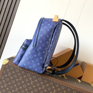 Alternative view of M26942 Blue Top-tier authentic original Variable code chip 163C This Discovery small backpack features Monogram Eclipse canvas, maintaining flexible functionality with a more compact silhouette. External pockets, a zippered front compartment, and open side pockets facilitate easy access, while interior pockets ensure organized storage. Size: 29x38x20cm